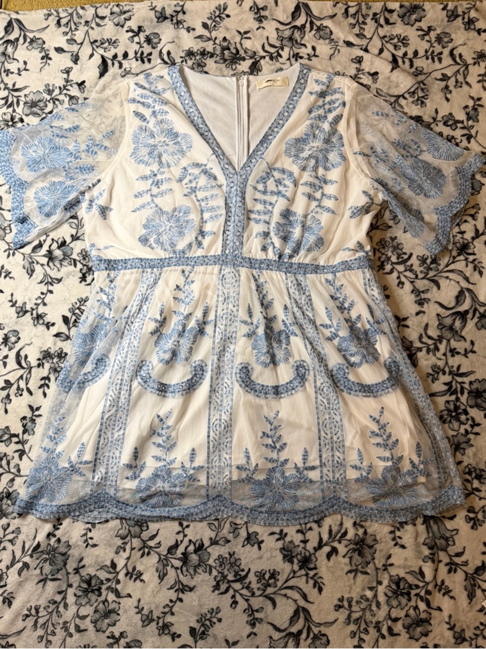 Embroidered V-Neck Tunic Top in White & Light Blue